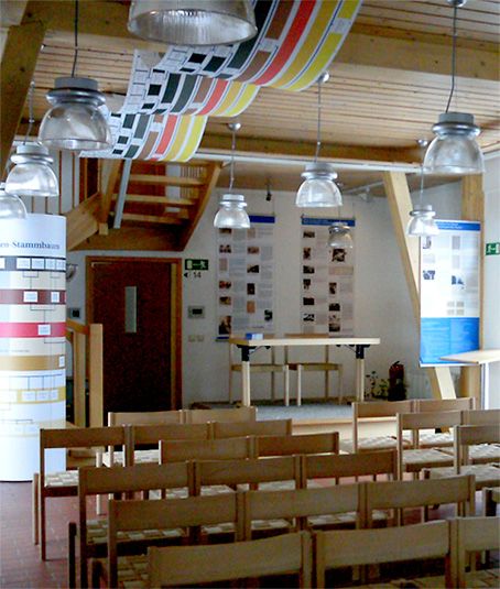 Blick in die Ausstellung „Hans Fallada – Familienbilder“ mit biografischen Tafeln